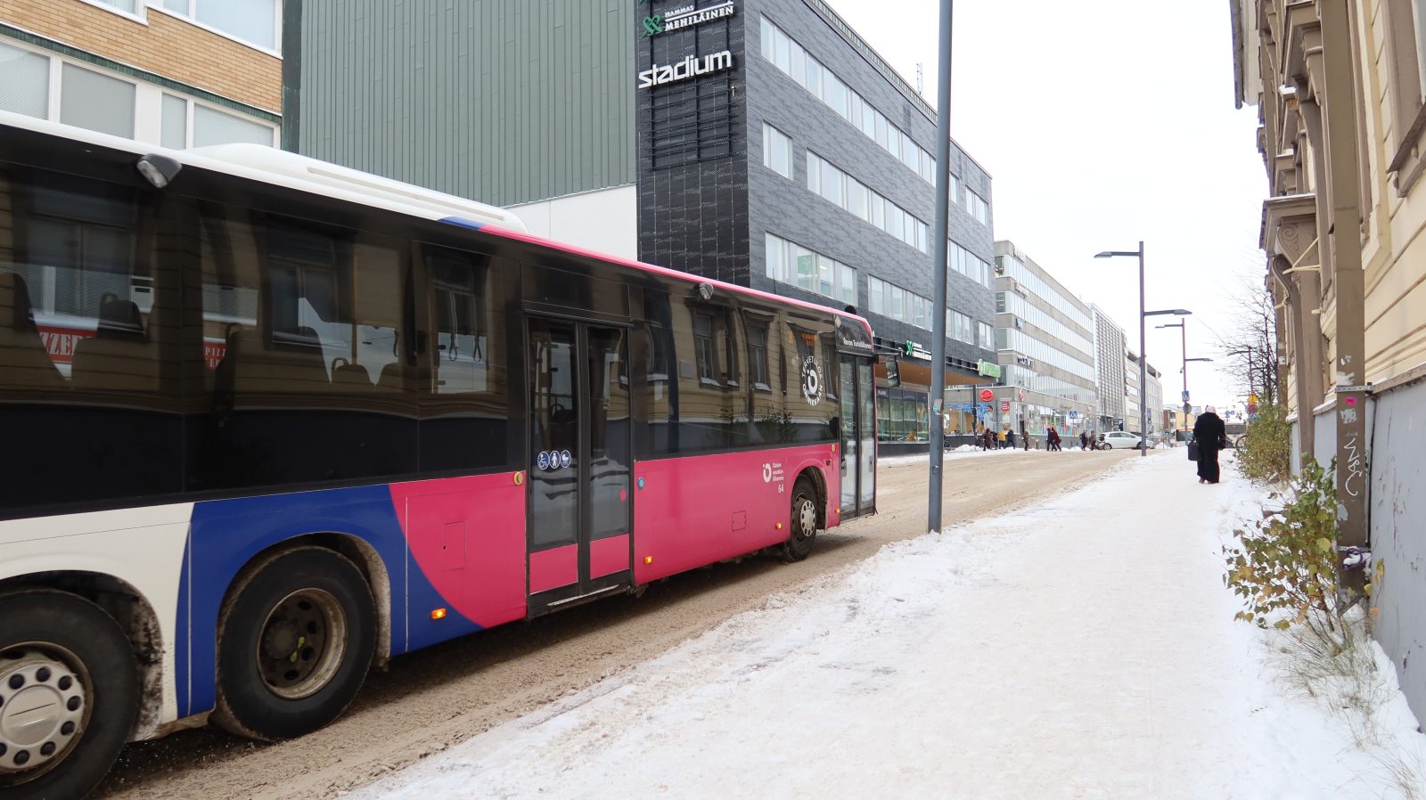 Oulun seudun liikenteen linja-auto Oulun keskustassa.