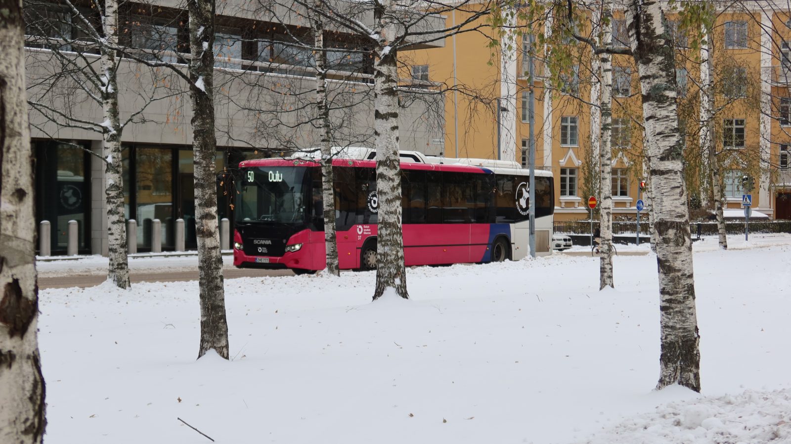 Linja-auto ajamassa liikenteessä talvella.