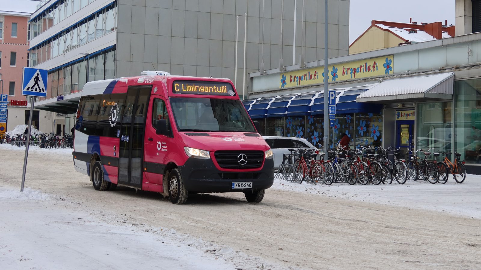 Lähibussi Oulun keskustassa.