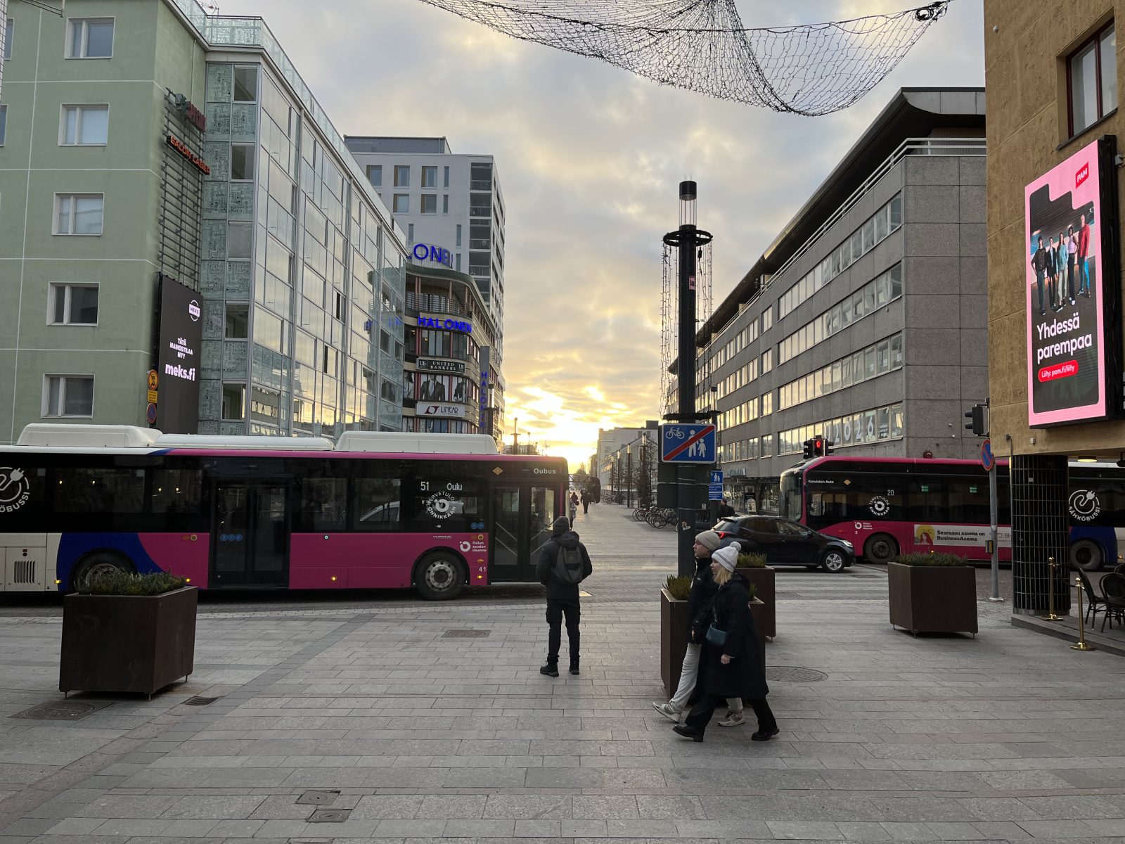 Kaksi Oulun seudun liikenteen linja-autoa Oulun keskustassa.