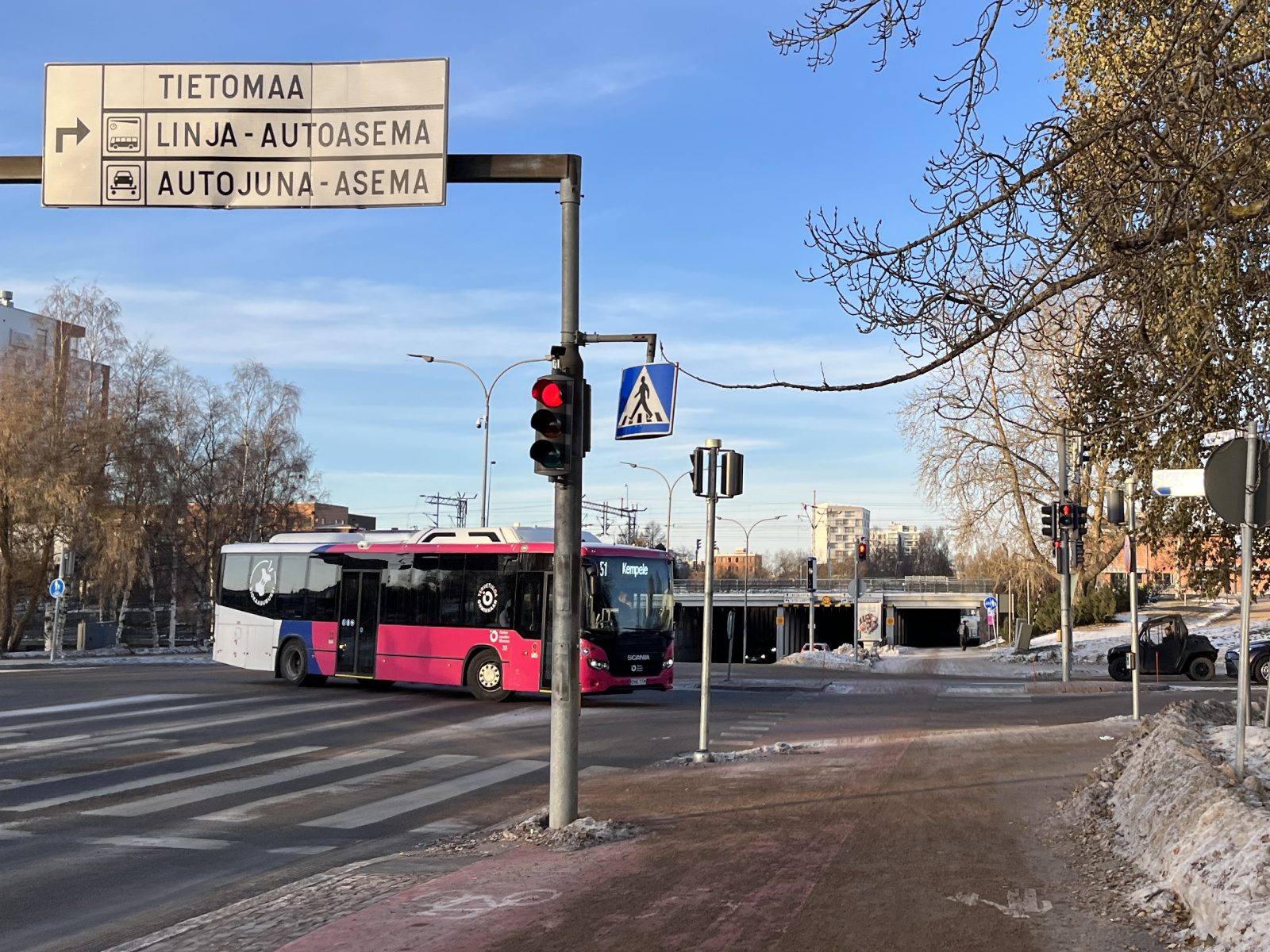 Linja-auto kääntymässä kohti Oulun linja-autoasemaa.