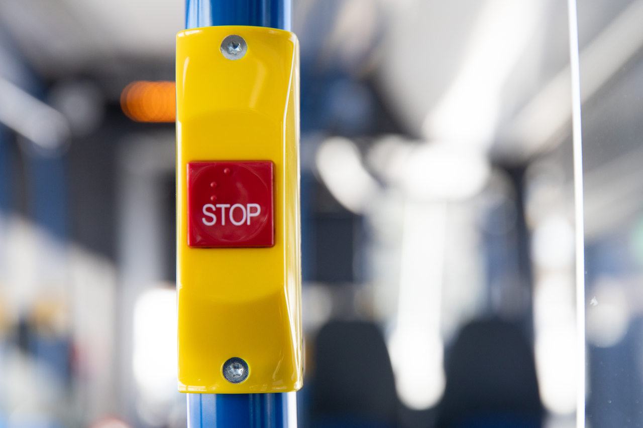 Linja-auton stop-painike lähikuvassa.