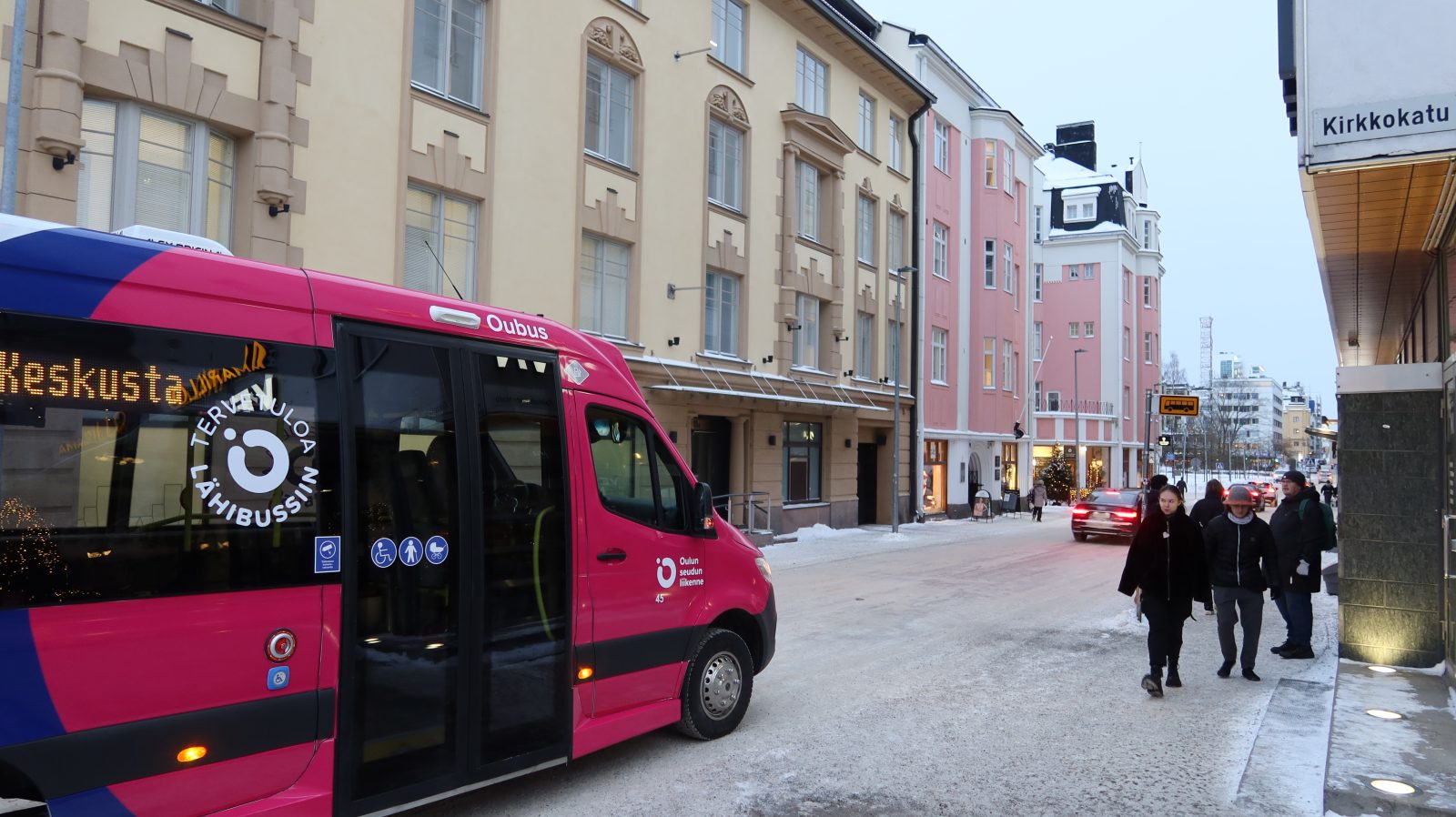 Lähibussi Oulun keskustassa saapumassa pysäkille.