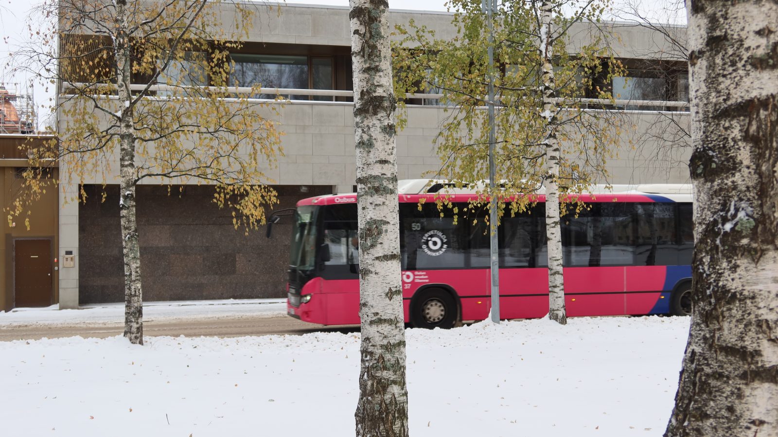 Linja-auto liikenteessä.