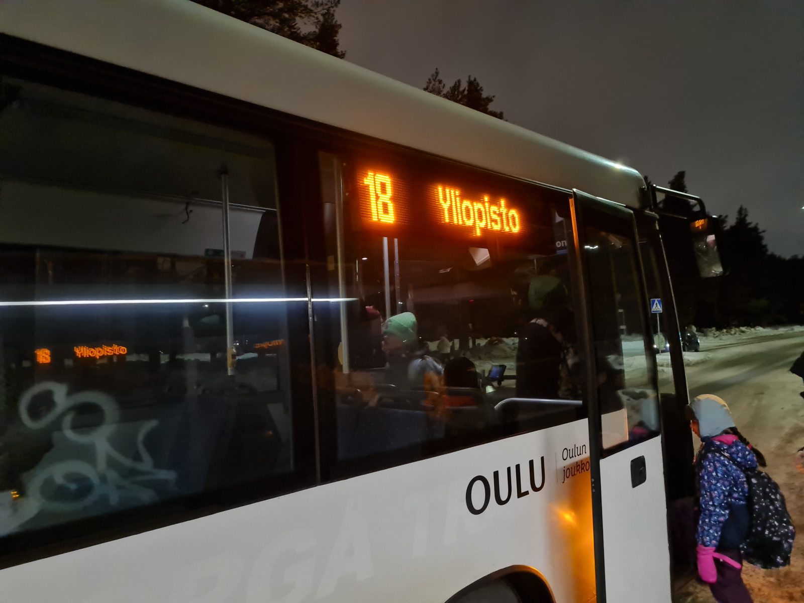 Linjan 18 bussi talviaamuna pysäkillä