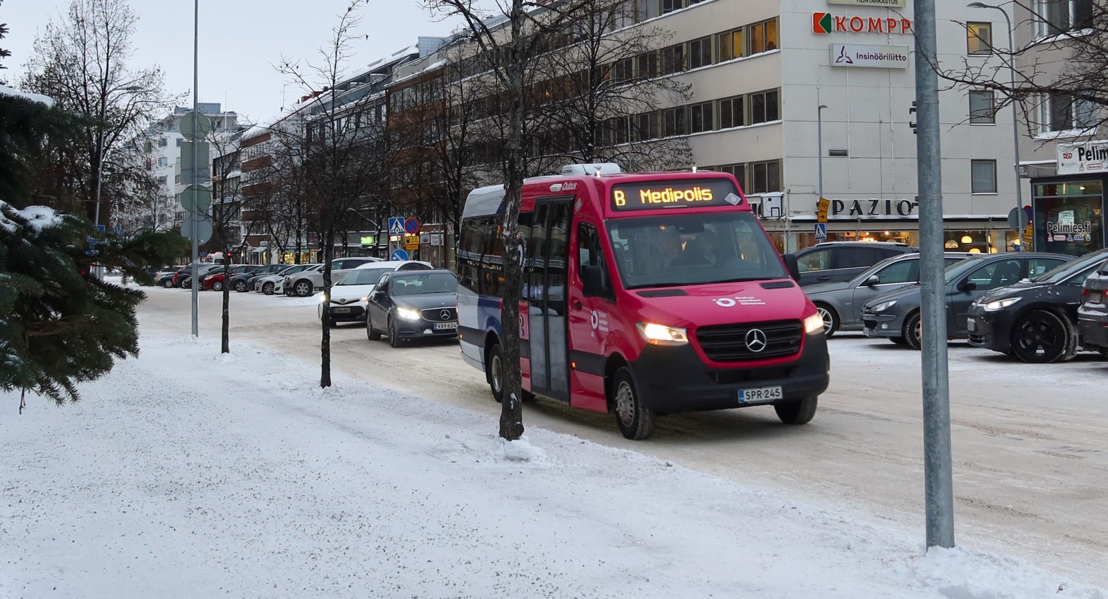 Lähibussi B Oulun keskustassa.