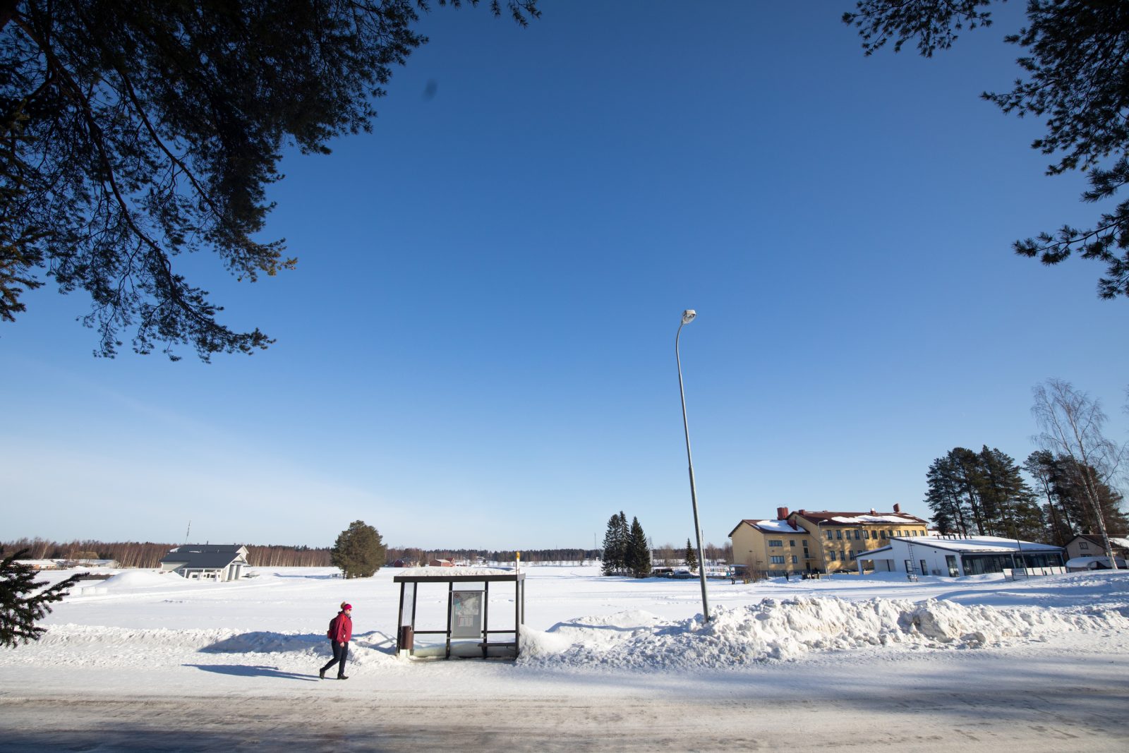 Bussipysäkki, Patamäen koulu, talvella.