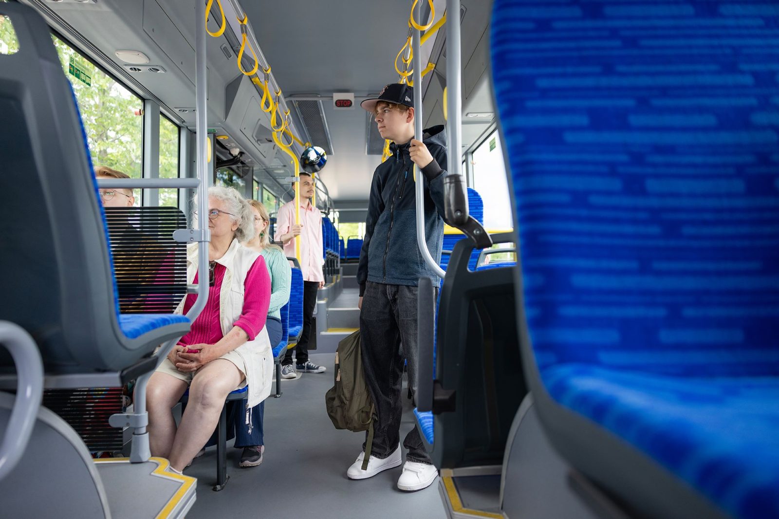 Matkustajia bussissa.