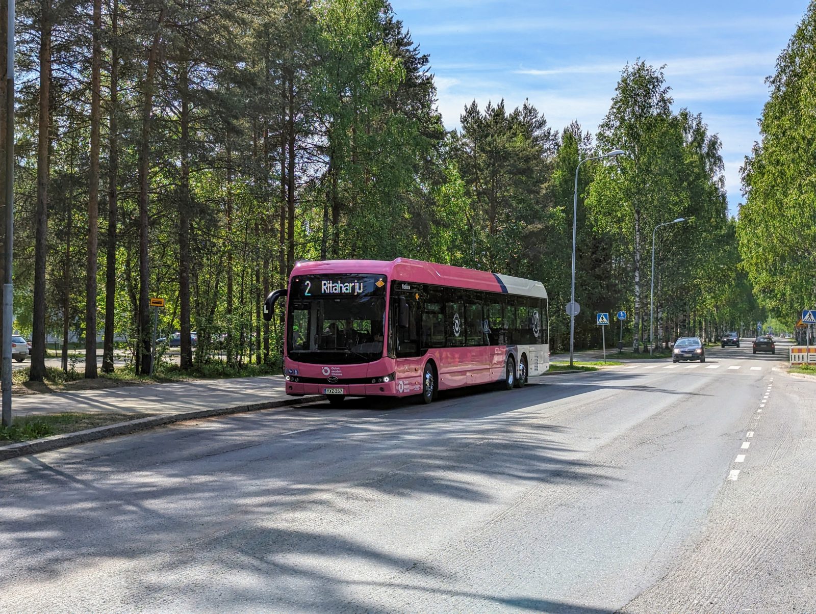 Linja 2 reitillään Kaukovainiolla kesällä.