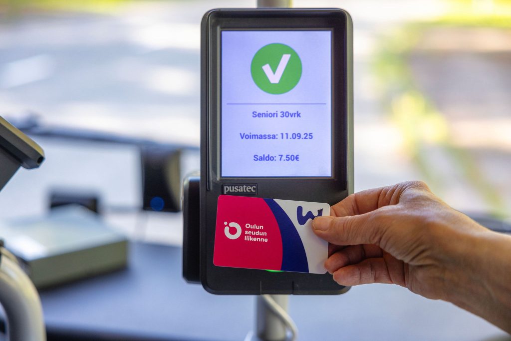 Matkustaja on vienyt OSL-kortin lippulaitteen lukijaan.
