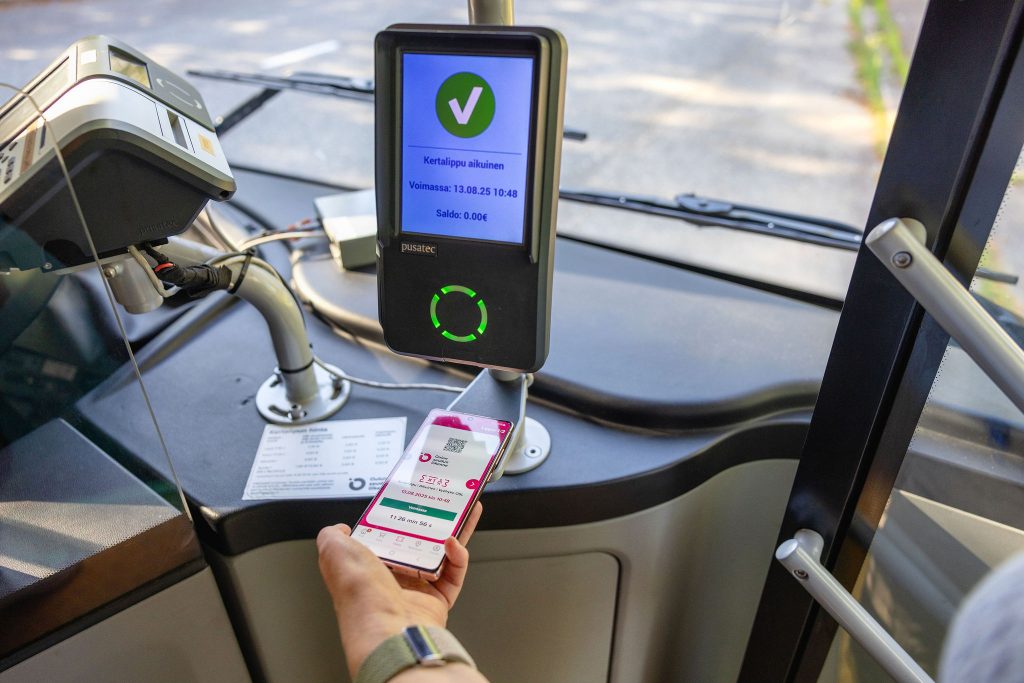 Puhelin lippuilaitteen lukutasolla.