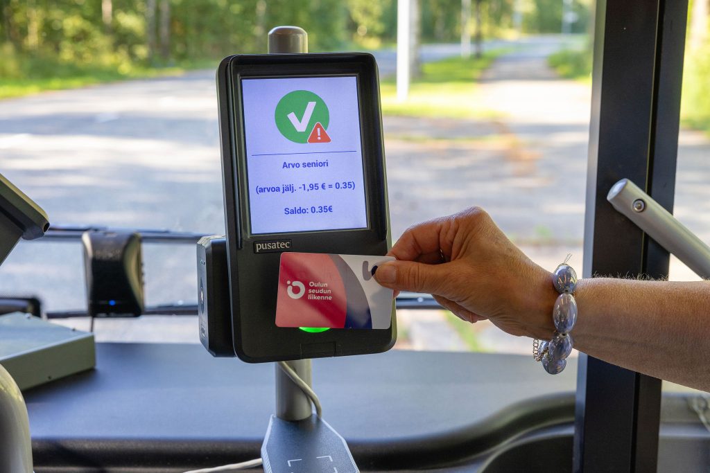 Matkustaja on laittanut OSL-kortin lippulaitteen lukijaan.