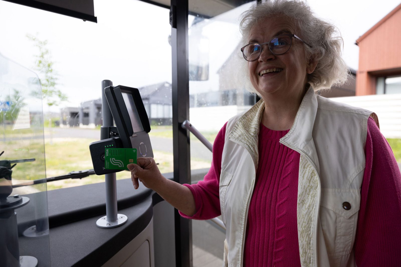 Naisasiakas maksaa bussilippua lähimaksulla.