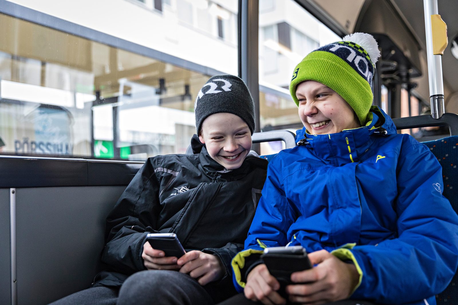 Koululaiset bussissa.