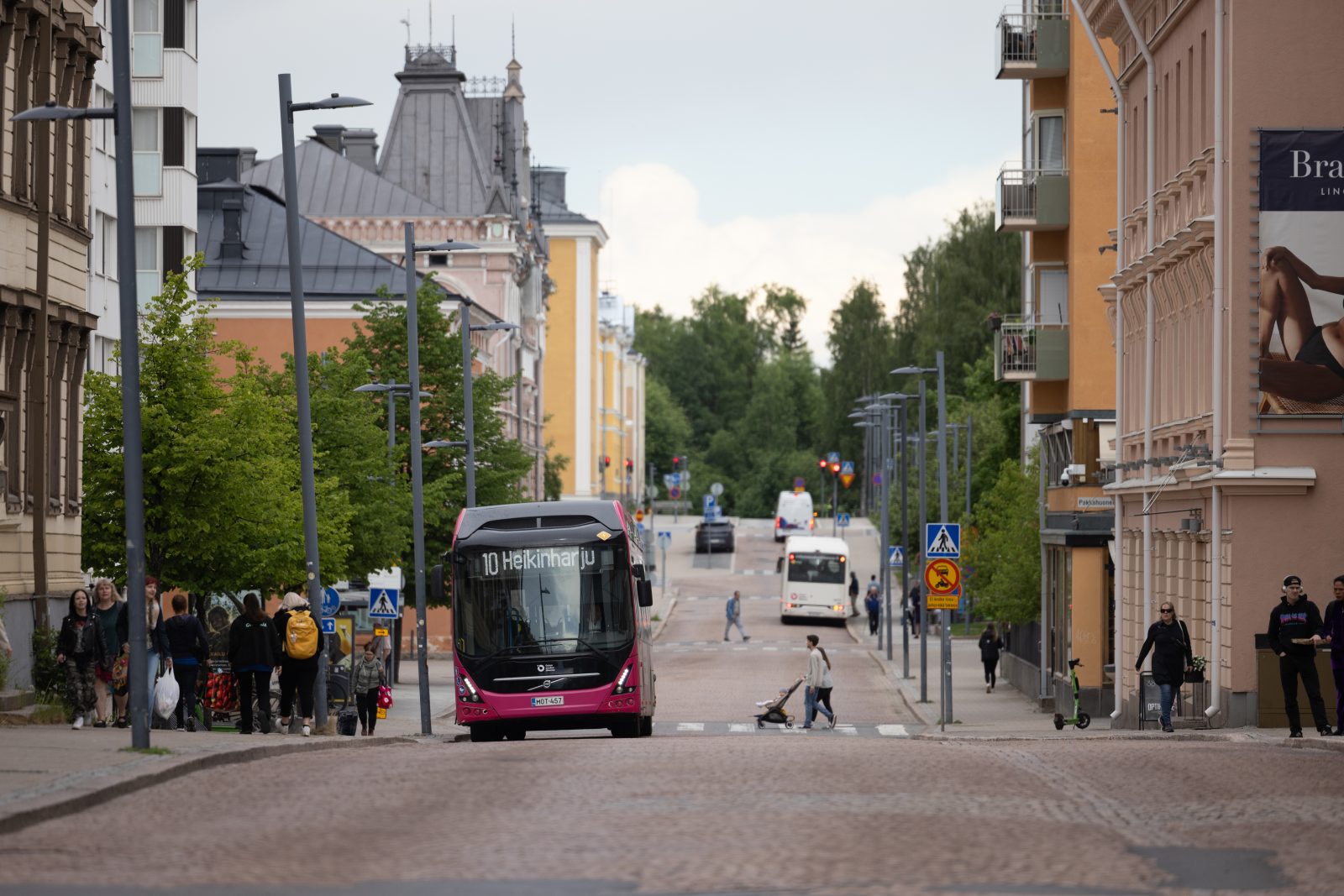 OSL:n linja 10 Torikadulla kesällä.