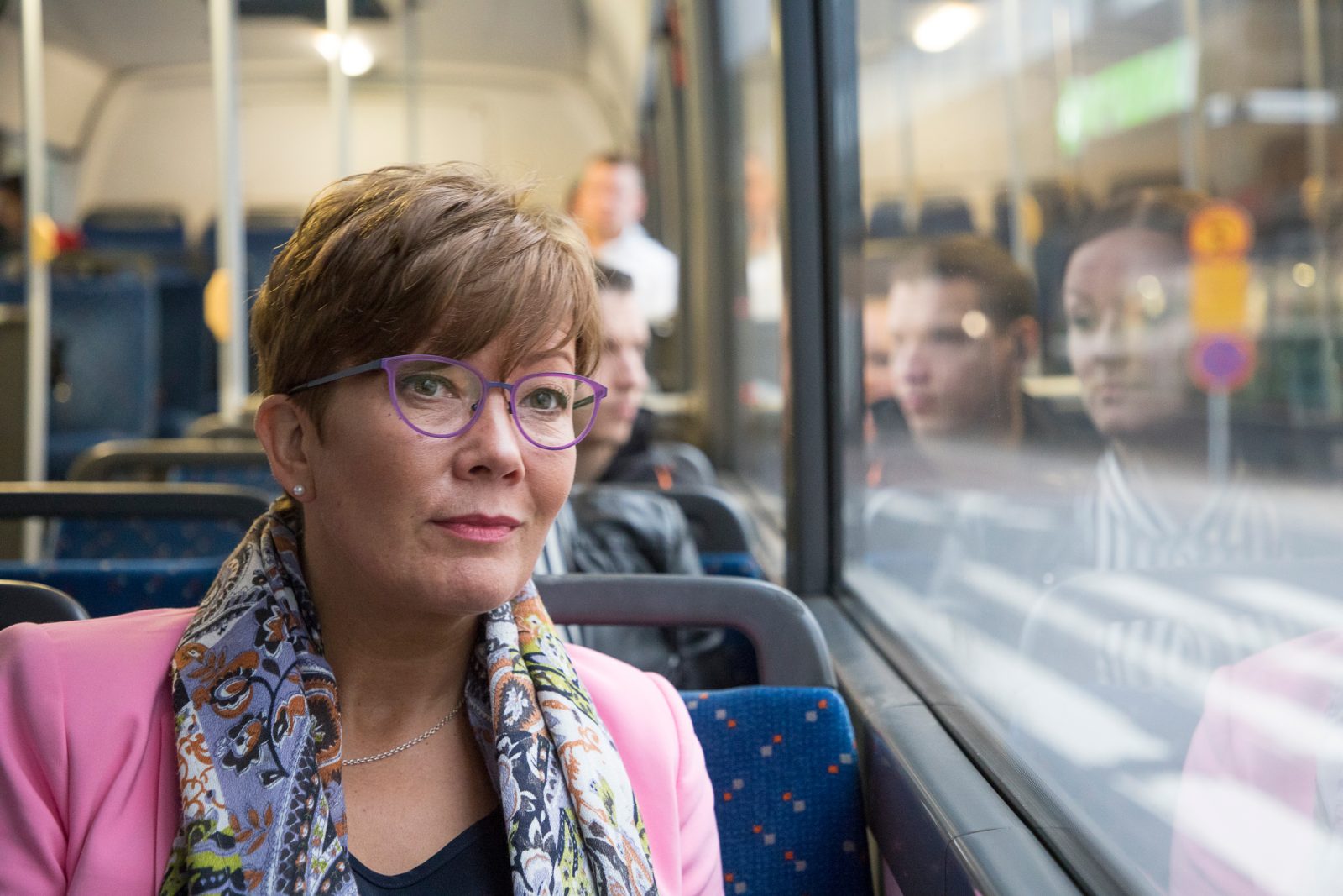 Nainen bussissa